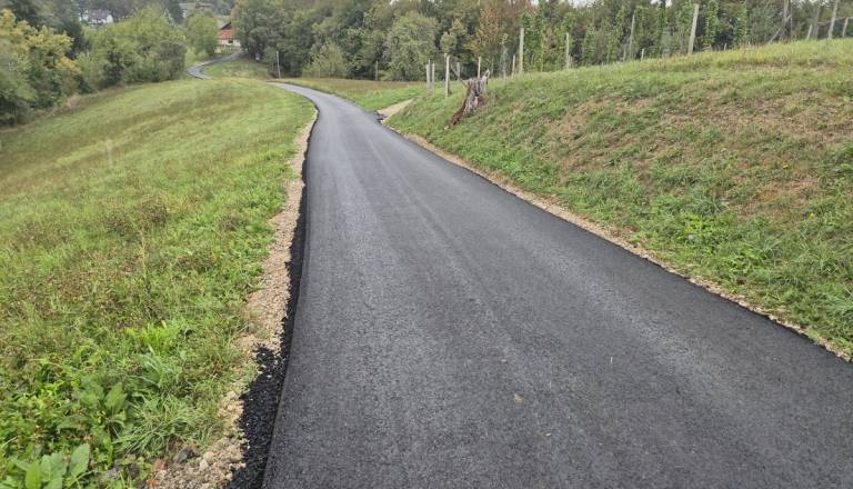 Dolgoletna želja domačinov uresničena: 450 metrov ceste končno pod asfalto