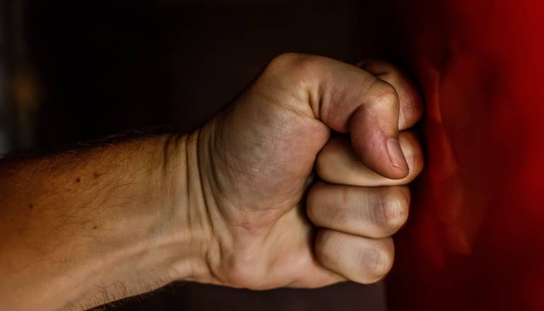 Pred lokalom završalo: V množičnem pretepu sodelovalo več kot 20 mladih