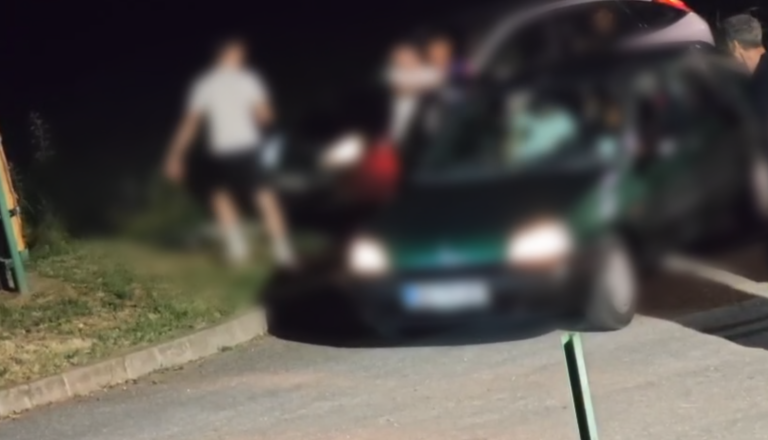 Kaos pred lokalom: Pretepalo se je več kot 20 mladostnikov, ob prihodu policije so se razbežali