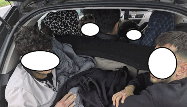 V Dobah prestregli Citroën z devetimi tujci, voznik policistom pokazal ponarejeno dovoljenje
