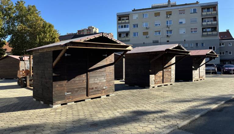 FOTO in VIDEO: Kovinskih stojnic ni več, poglejte, kaj zdaj postavljajo na soboški tržnici