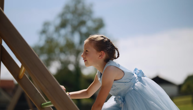 VIDEO: Pred sedmimi leti jo je posvetil hčerki, zdaj je Mala princeska dobila novo podobo