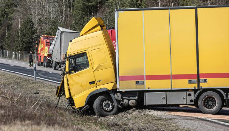 Voznici naj bi med vožnjo postalo slabo: Trčila v tovornjak s 16 tonami kamenja