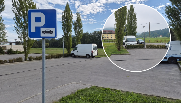 Kombiji brez registrskih tablic zasedajo parkirišča v Sostrem, redarji napovedali nadzor