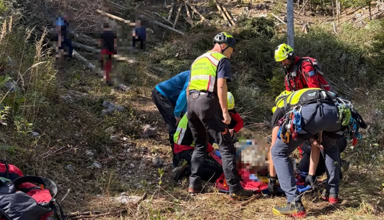 Gozdarja zadel hlod, po napačni oceni poškodb posredoval helikopter z Brnika