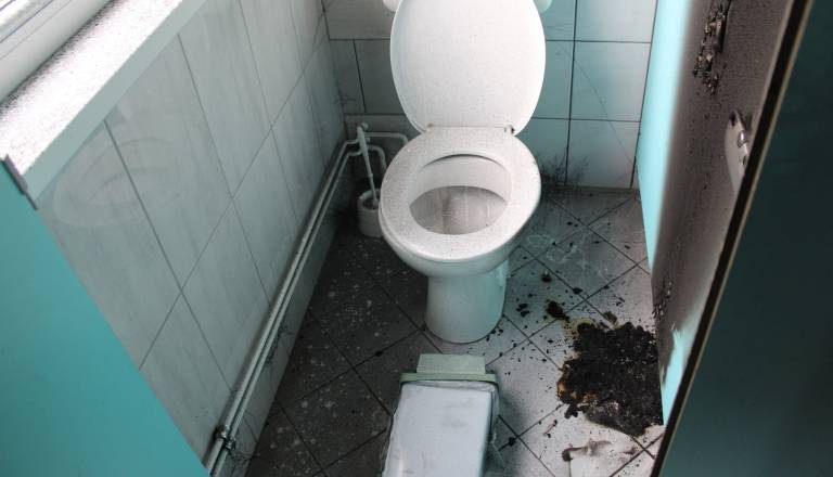 Neznanec vrgel goreč predmet v koš, gasilci evakuirali osnovno šolo