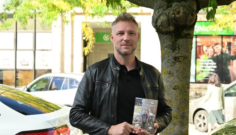 Peter Peterka je najtežjo družinsko zgodbo spremenil v knjigo: »Vsi imamo svoje dinozavrske sobote«