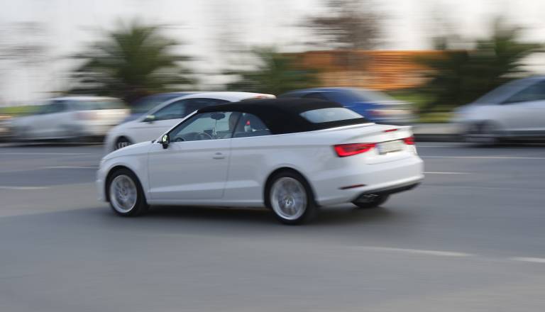 Ste vozili po Zaloški in srečali voznika v belem avtu? Išče ga policija