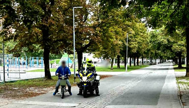 Gorenjska kronika: Predelan moped trikrat hitrejši od dovoljene meje