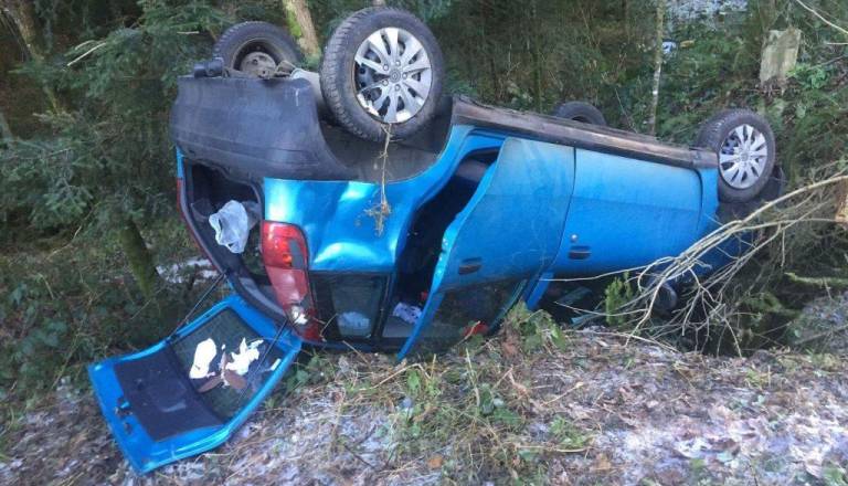 Huda nesreča na Štajerskem: Avto pristal na strehi, voznik po trčenju pobegnil