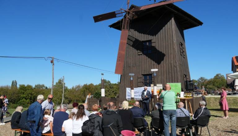 FOTO in VIDEO: Na Stari Gori praznovali 30 let edinega mlina na veter v Sloveniji