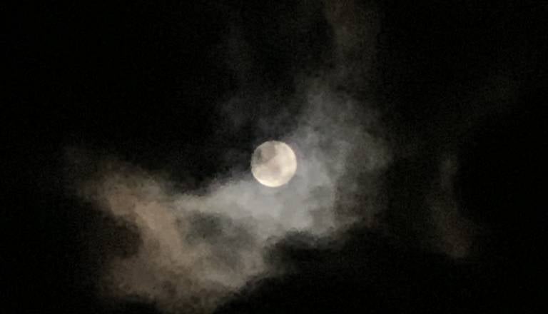 Poglejte v nebo: Nocoj bo žetvena luna, ob njej bo viden tudi Saturn