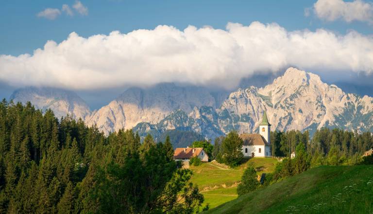 Umetna inteligenca spreminja turizem: Bo potovanja naredila boljša ali bolj neenaka?