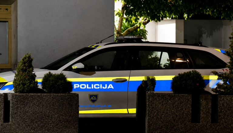 Policisti na Barjanski zalotili 20-letnika med vlomom v bencinski servis