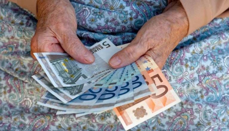 Nekateri upokojenci bodo v sredo prijetno presenečeni: Preverite, ali ste med njimi