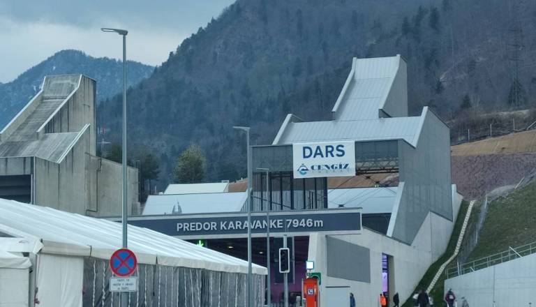 Pred Karavankami dva kilometra dolga kolona tovornjakov
