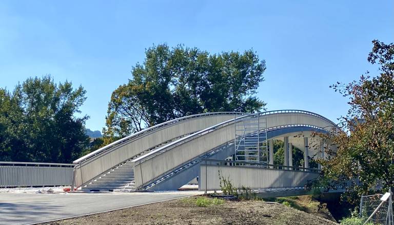 FOTO in VIDEO: Čez Ljubljanico nastaja most, kakršnega prestolnica še nima