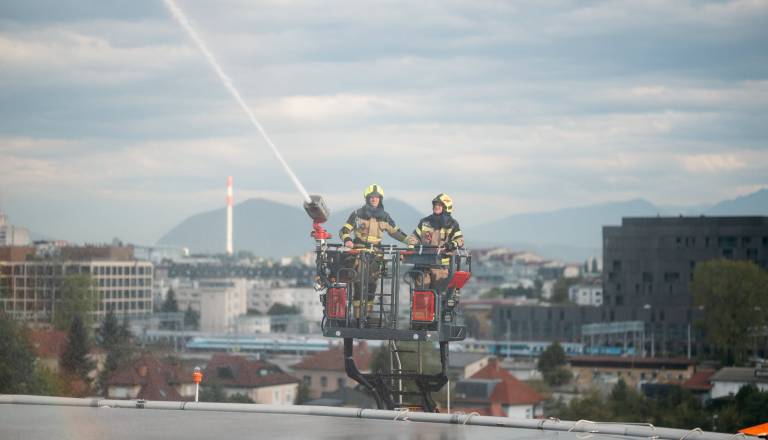 Nad UKC Ljubljana simulirali požar helikopterja, prvič uporabili tudi dron