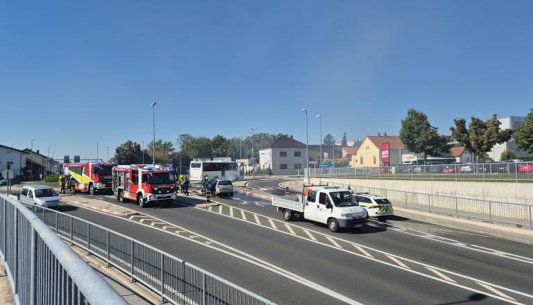 FOTO in VIDEO: V Murski Soboti zagorelo osebno vozilo, cesta zaprta 