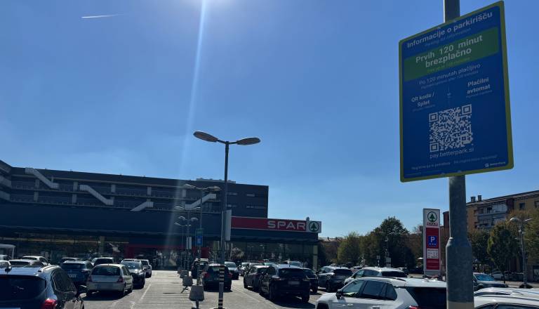 FOTO in VIDEO: Brezplačnega parkiranja vsepovprek konec tudi na Pobrežju? Takšna tabla je pričakala kupce Spara