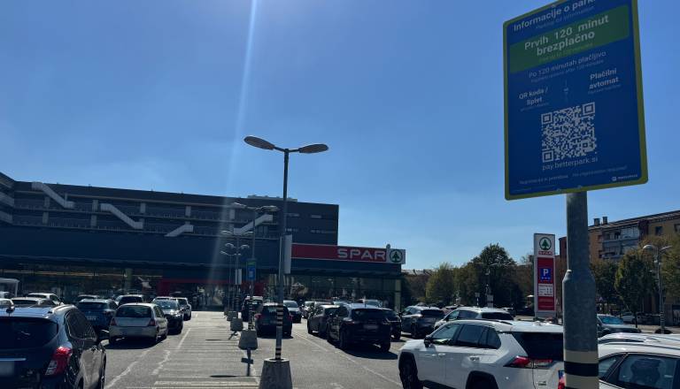 FOTO in VIDEO: Brezplačnega parkiranja vsepovprek konec tudi na Pobrežju? Takšna tabla je pričakala kupce Spara