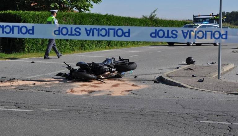 Tragična nesreča pri gradbišču: Motorist trčil v motorista pred seboj in umrl