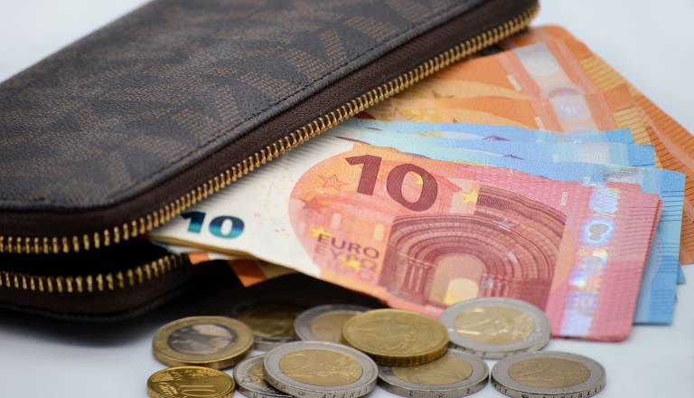 Septembrske pokojnine danes na računih: Za nekatere zgodba s tem še ni končana