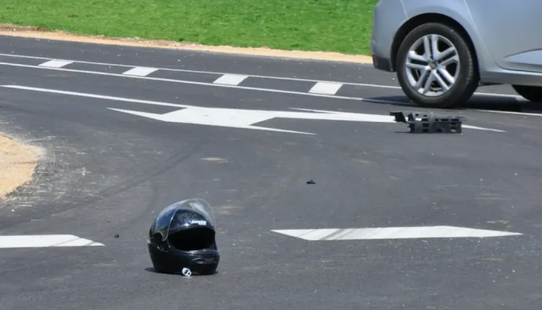 Pred gradbiščem trčil v ustavljenega motorista, nesreča se je končala tragično