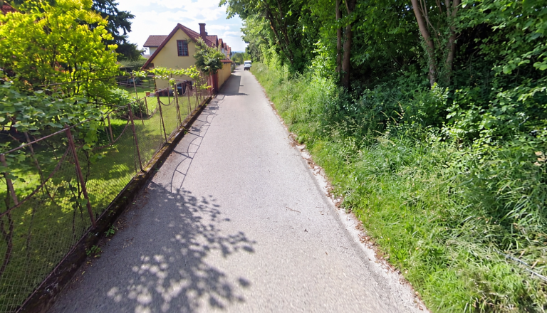 Poškodovana Hercegova ulica je del šolske poti, občina napoveduje sanacijo