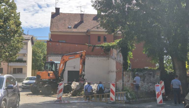 FOTO in VIDEO: V Murski Soboti začeli odstranjevati zapuščen objekt