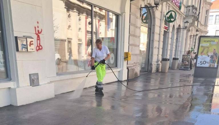 FOTO: Po fazaniranju v Mariboru dodatno delo za Snago, čistili moko, jajca in odpadke