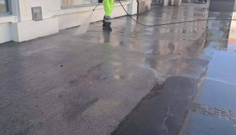 FOTO: Po fazaniranju v Mariboru dodatno delo za Snago, čistili moko, jajca in odpadke