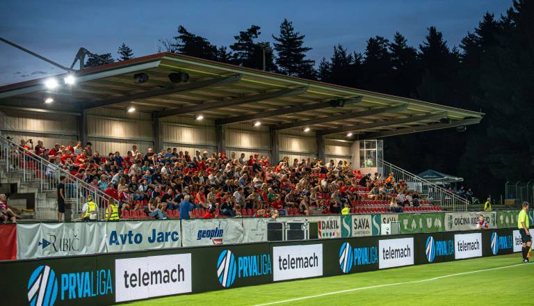 FOTO: Se najdete na fotografijah? Tako polne so bile tribune v šumi