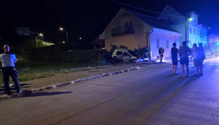 Beg pred policisti na Štajerskem se končal z nesrečo in požarom, voznik huje poškodovan