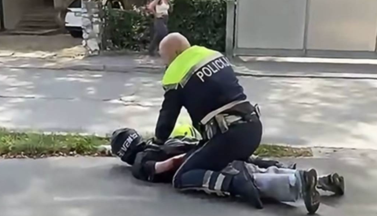 Policist v Kamniku na tla spravil mladega motorista, posnetki razdelili splet