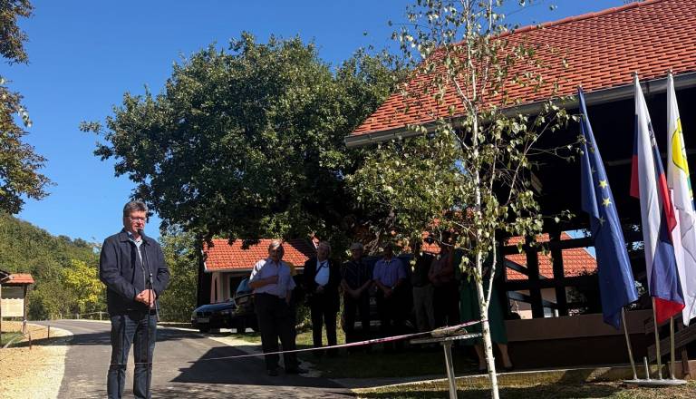 V Pišecah odprli obnovljen cestni odsek, družina Verstovšek donirala asfalt