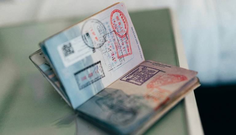 Vse več turistov potni list zavija v aluminijasto folijo: Razlog vas utegne presenetiti