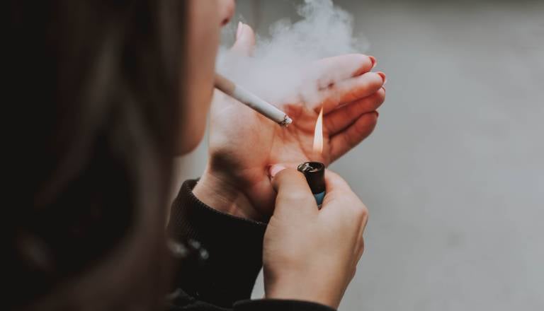Vas moti sosedov cigaretni dim? Predlagali prepoved kajenja na balkonih