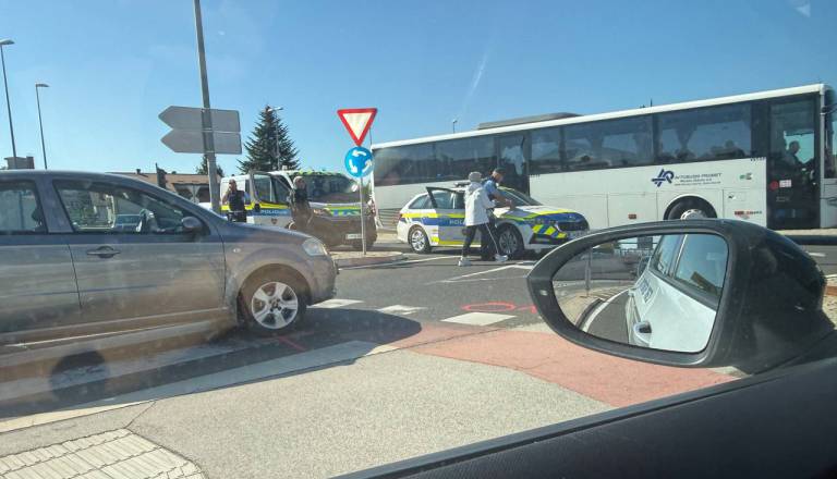 Policija in reševalci v krožišču v Murski Soboti, promet oviran