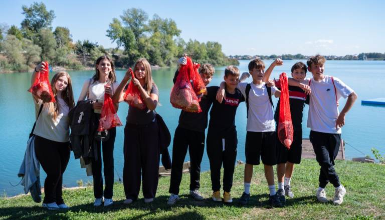 FOTO: Iz Soboškega jezera potegnili kar 350 kilogramov odpadkov