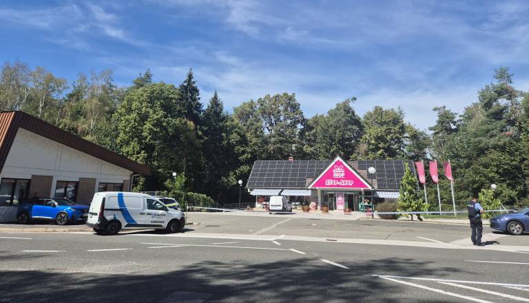 FOTO: Rop na Goričkem, oboroženi storilec na begu, policisti na več lokacijah ustavljajo vozila