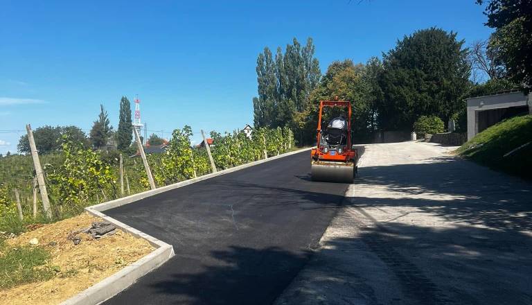 FOTO Pri dvorcu Jeruzalem nastajajo nova parkirna mesta