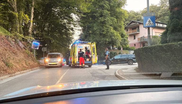 Ulica zaprta, neuradno naj bi z avtom zbili smetarja