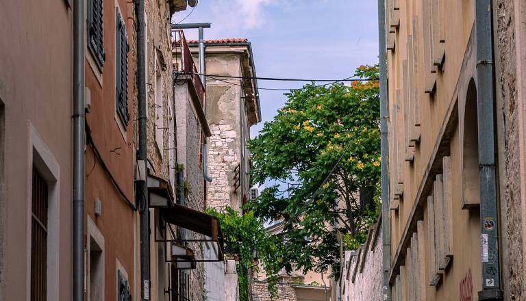 V stanovanju v hrvaški Istri našli mrtvega Slovenca, vzrok smrti še ni znan