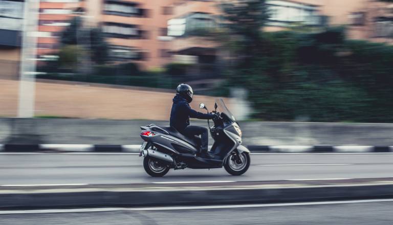 Novomeški policisti zasegli dva predelana mopeda, mladoletnik namesto 25 kilometrov na uro dosegel skoraj trikrat toliko
