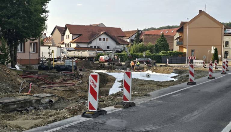 Zaradi gradnje krožišča promet preplavil okoliška naselja, redarji napovedujejo poostren nadzor