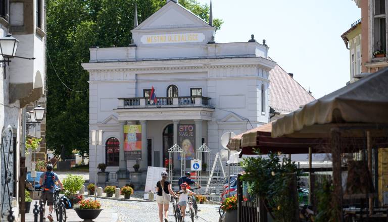 Danes do 33 stopinj, jutri preobrat s plohami in nevihtami