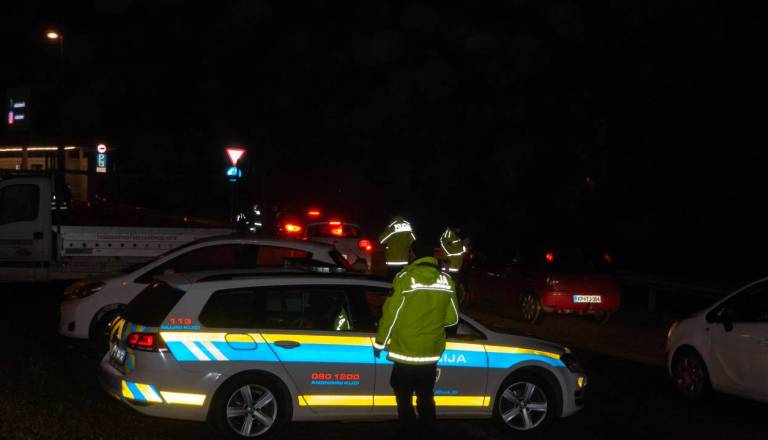 Množičen pretep na Štajerskem: Devet oseb vpletenih, ena poškodovana z nožem
