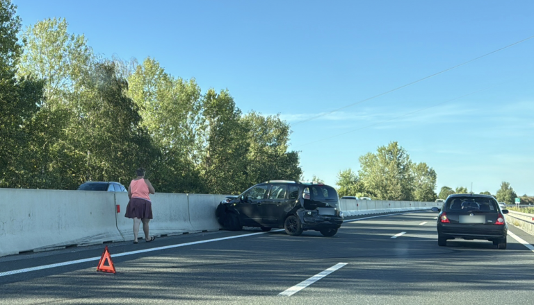 FOTO in VIDEO: Prometna nesreča na pomurski avtocesti, avtomobil pristal v ograji