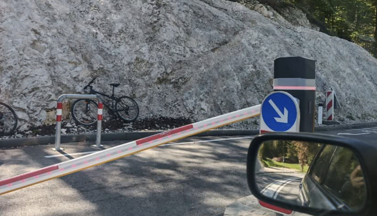 FOTO: Komaj so jih postavili, že se vrstijo incidenti: Tokrat je zapornico na Vršiču »odnesel« kolesar